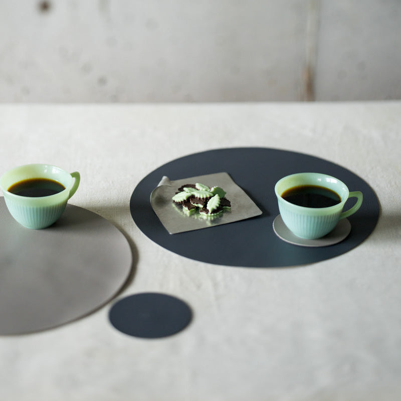 ヴィーガンレザーのランチョンマット＆コースター各2枚セット（グレー